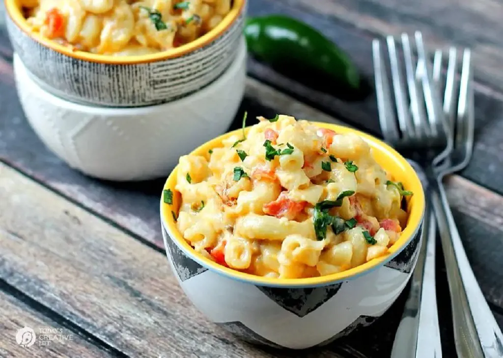 Slow Cooker Macaroni and Cheese made in Mexican style