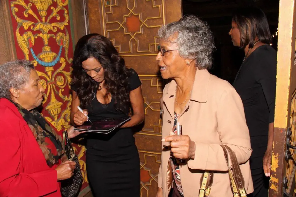 Robin Givens took time out to sign autographs for fans' mother, and mother-in-law after the show.