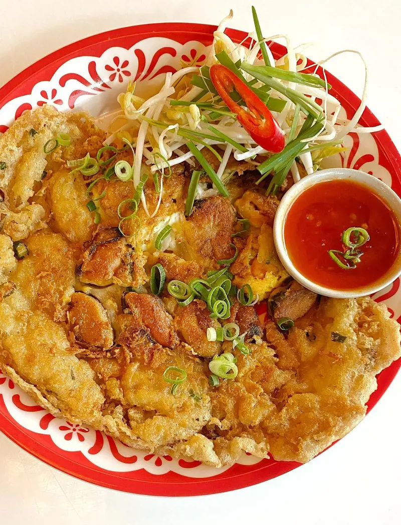 This crispy pan-fried mussels Hot Tod served on a hot pan and comes with sweet chili sauce