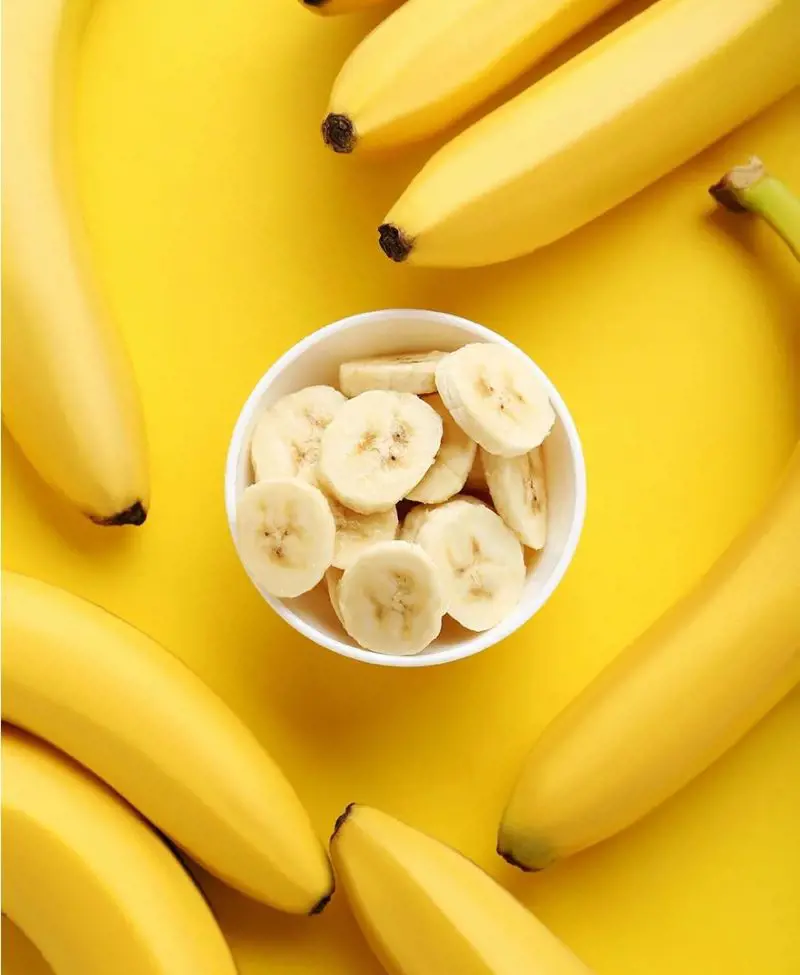 Bananas, while being low in calories, are a fiber-rich fruit that supplies a host of key vitamins, minerals, and nutrients