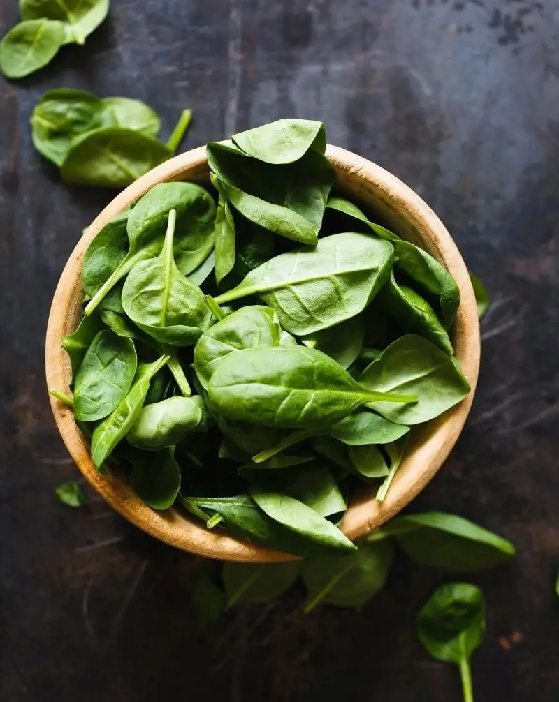 Spinach is rich in folate, which makes it one of the best foods to eat when pregnant