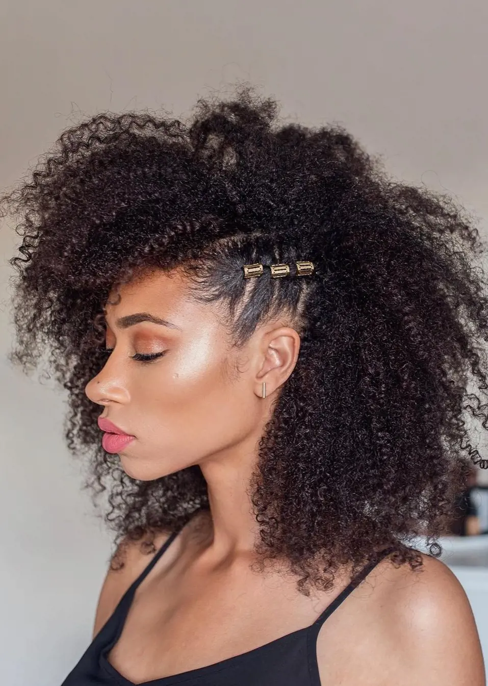 Style your hair with your clips by only clipping it on the side part, that smash your curls and highlight your beautiful face