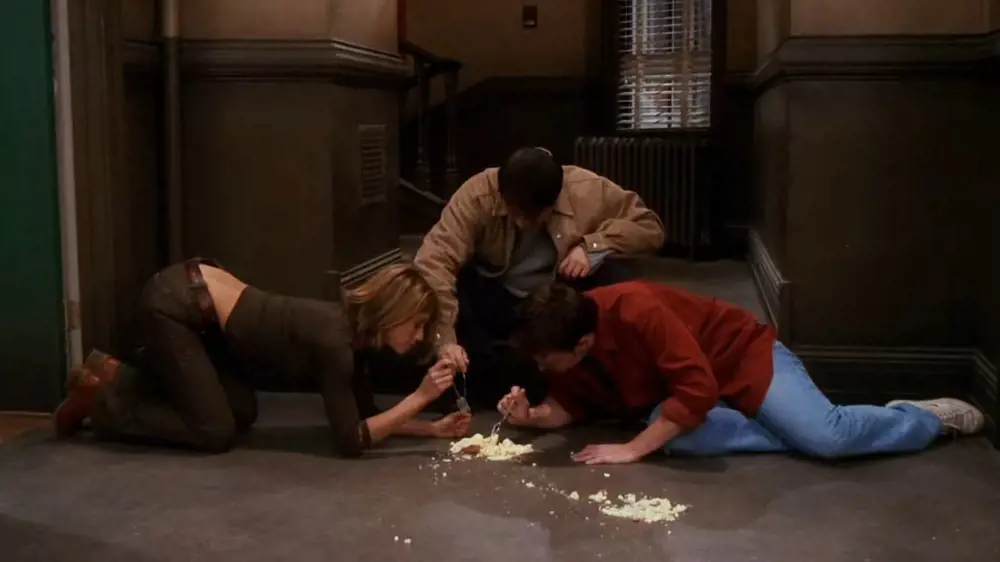 Rachel and Chandler eating cheesecake from the floor