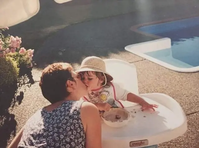 Sarah uploaded her a picture on her Instagram wishing her mama a happy mother's day on 9th May 2021
